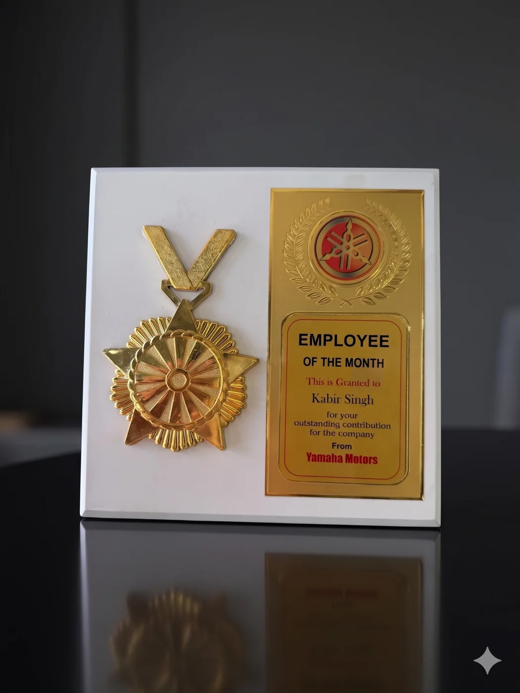 Laurel recognition plaque